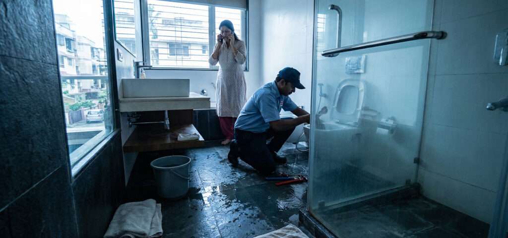 Emergency burst pipe causing water leakage in home